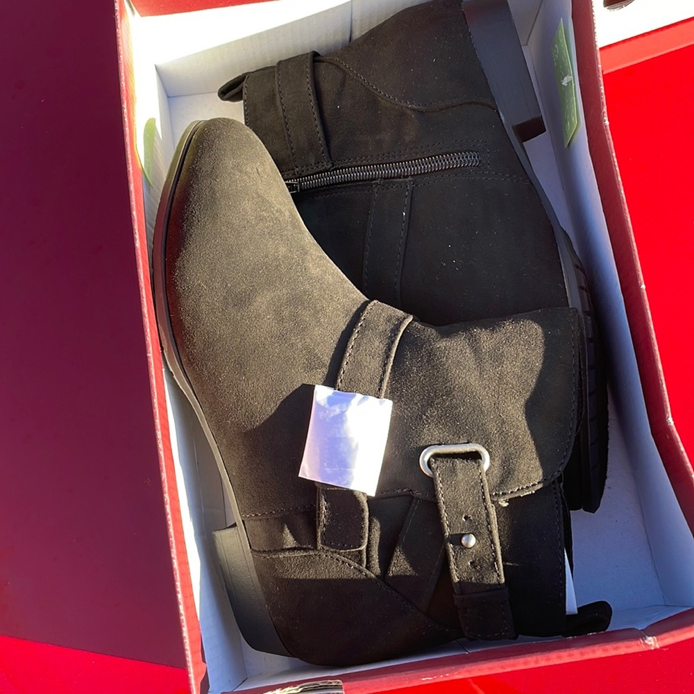 New in-box women's boots